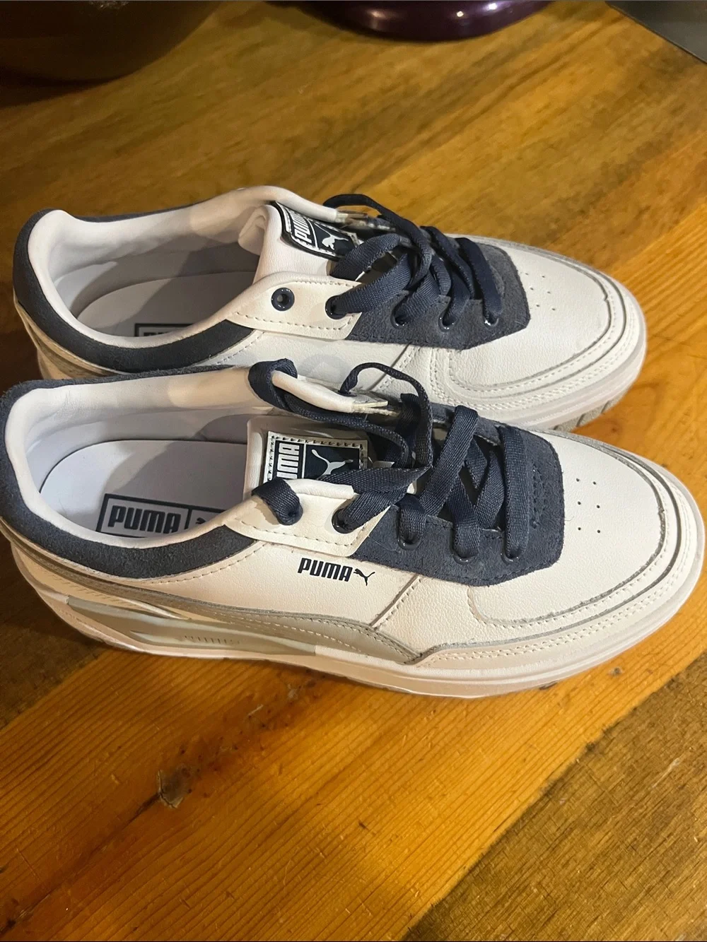 Puma Women’s White and Navy Low-Top Sneakers sz 6